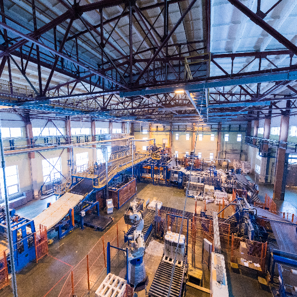 interior-del-taller-de-fabrica-y-maquinas-en-el-fondo-de-la-produccion-de-vidrio (1)